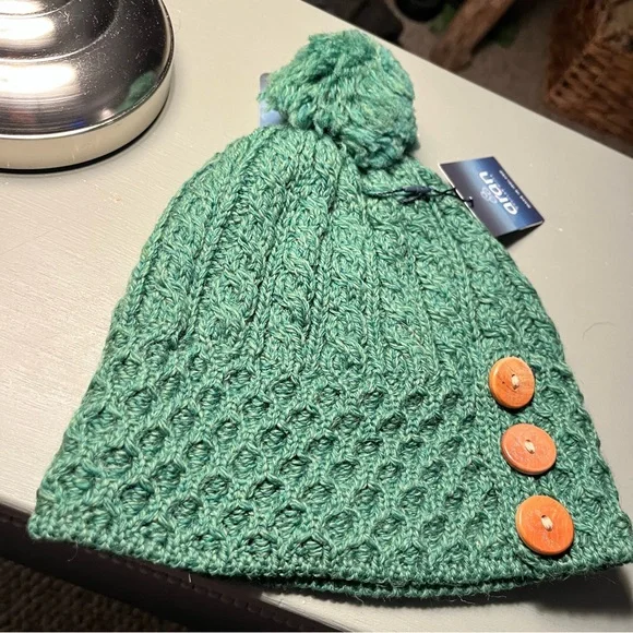 Aran Woollen Mills Green Cable-Knit Pom Beanie with Wooden Buttons NWT Women’s - Picture 3 of 11